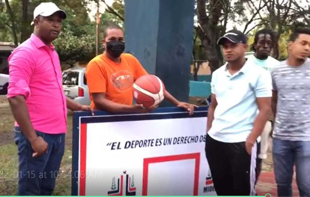 Alcalde Julio Martínez entrega tablero y pelota de baloncesto en Los Hatillos